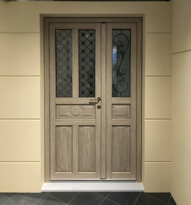 Entrée résidentielle moderne avec porte d'entrée à double vantaux en bois clair