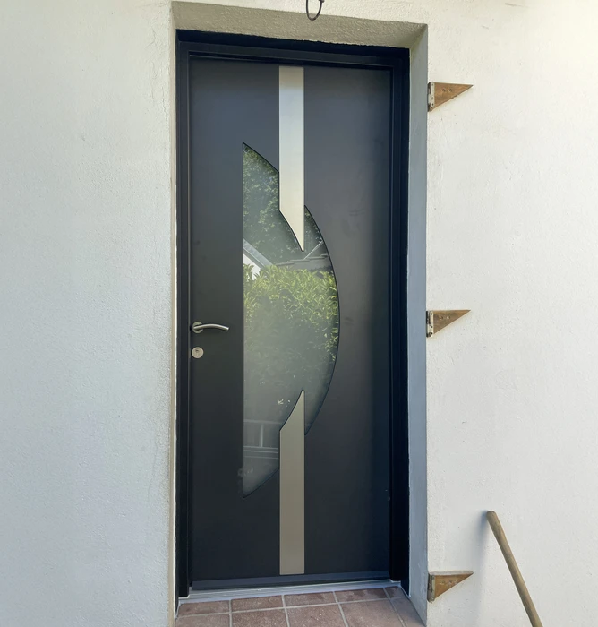 Entrée extérieure d'habitation moderne avec porte d'entrée contemporaine en aluminium anthracite