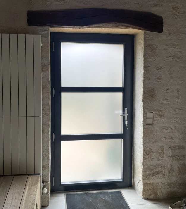 Entrée d'habitation avec porte vitrée moderne à trois panneaux de verre dépoli et cadre anthracite