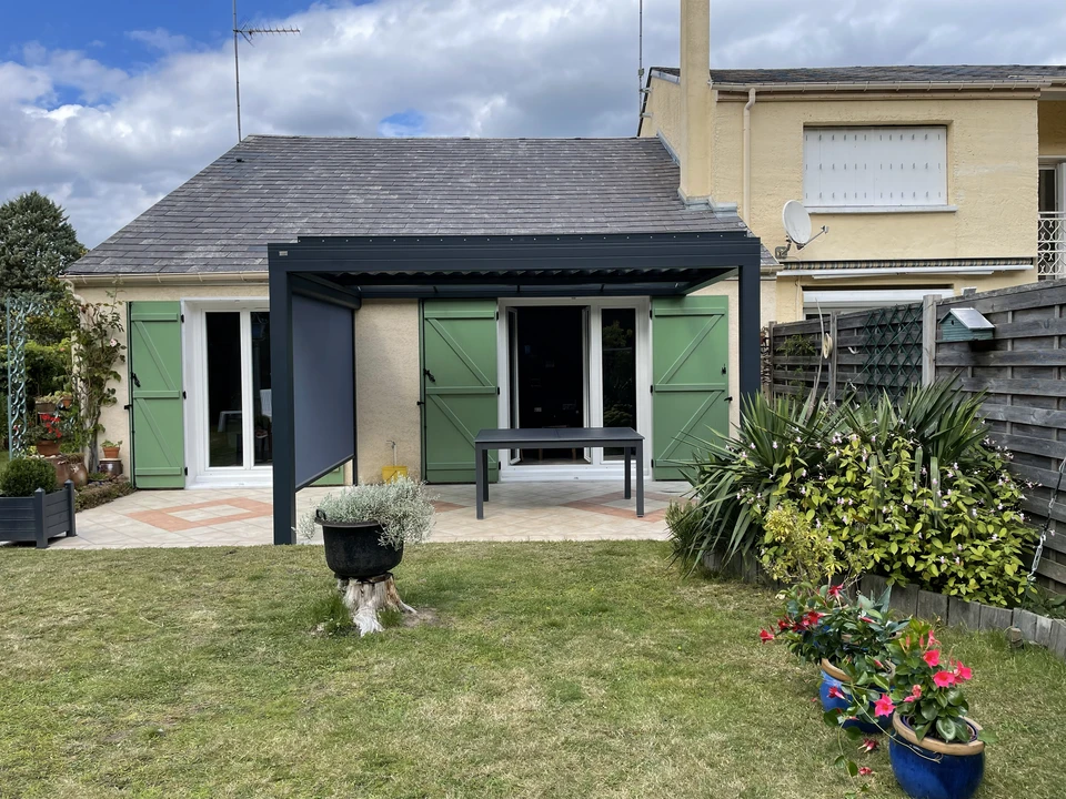 Scène extérieure de jardin familial avec repas convivial