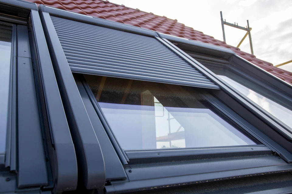 Extérieur d'un bâtiment en pierre naturelle avec fenêtre à volets en bois massif